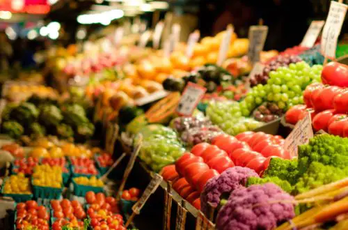A grocery store vegetable aisle that are migraine diet safe
